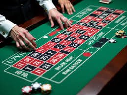 Pengguna membaca bonus mingguan di ponsel